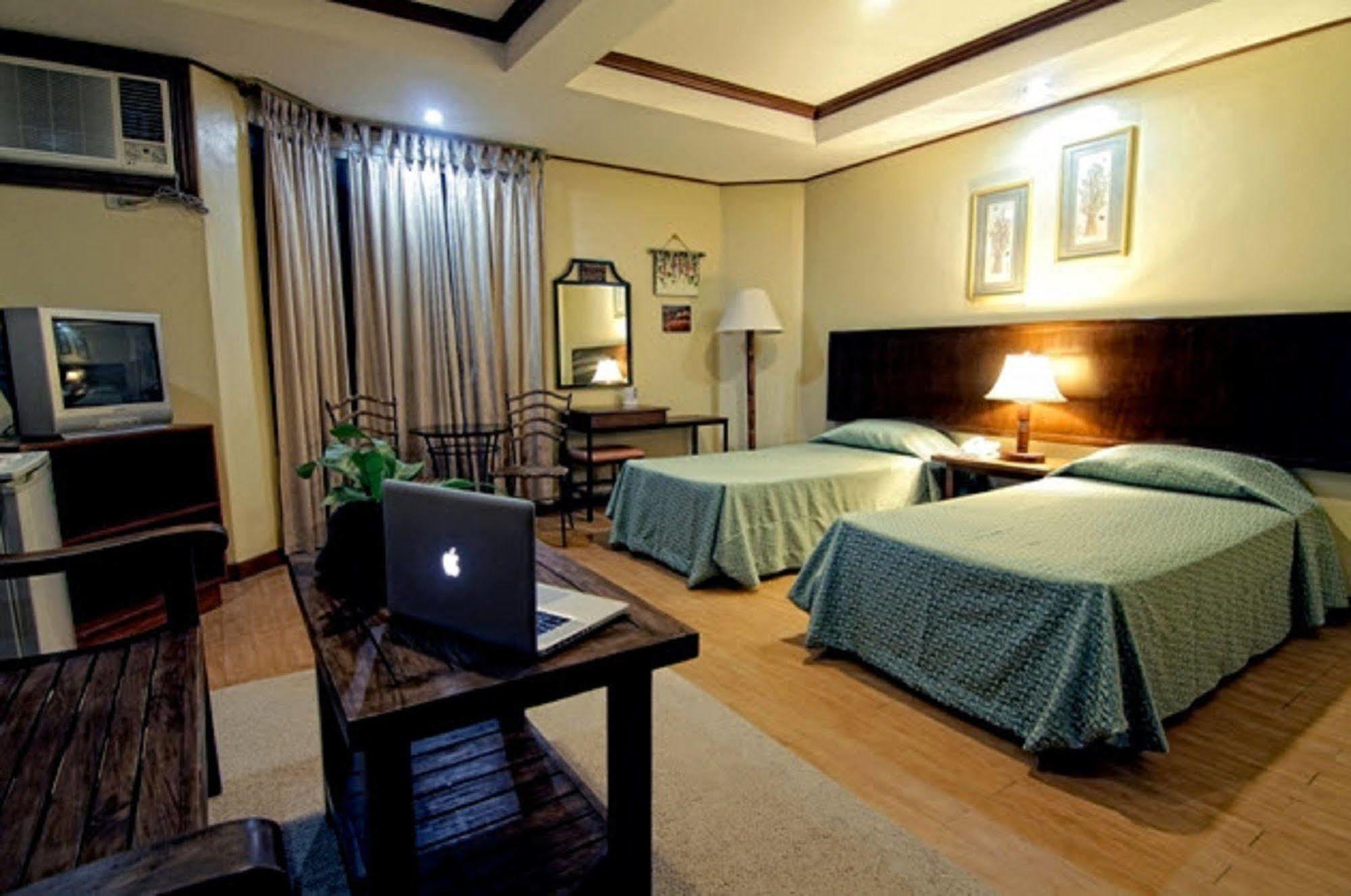 The Shoreline Subic Hotel Olongapo Exterior foto