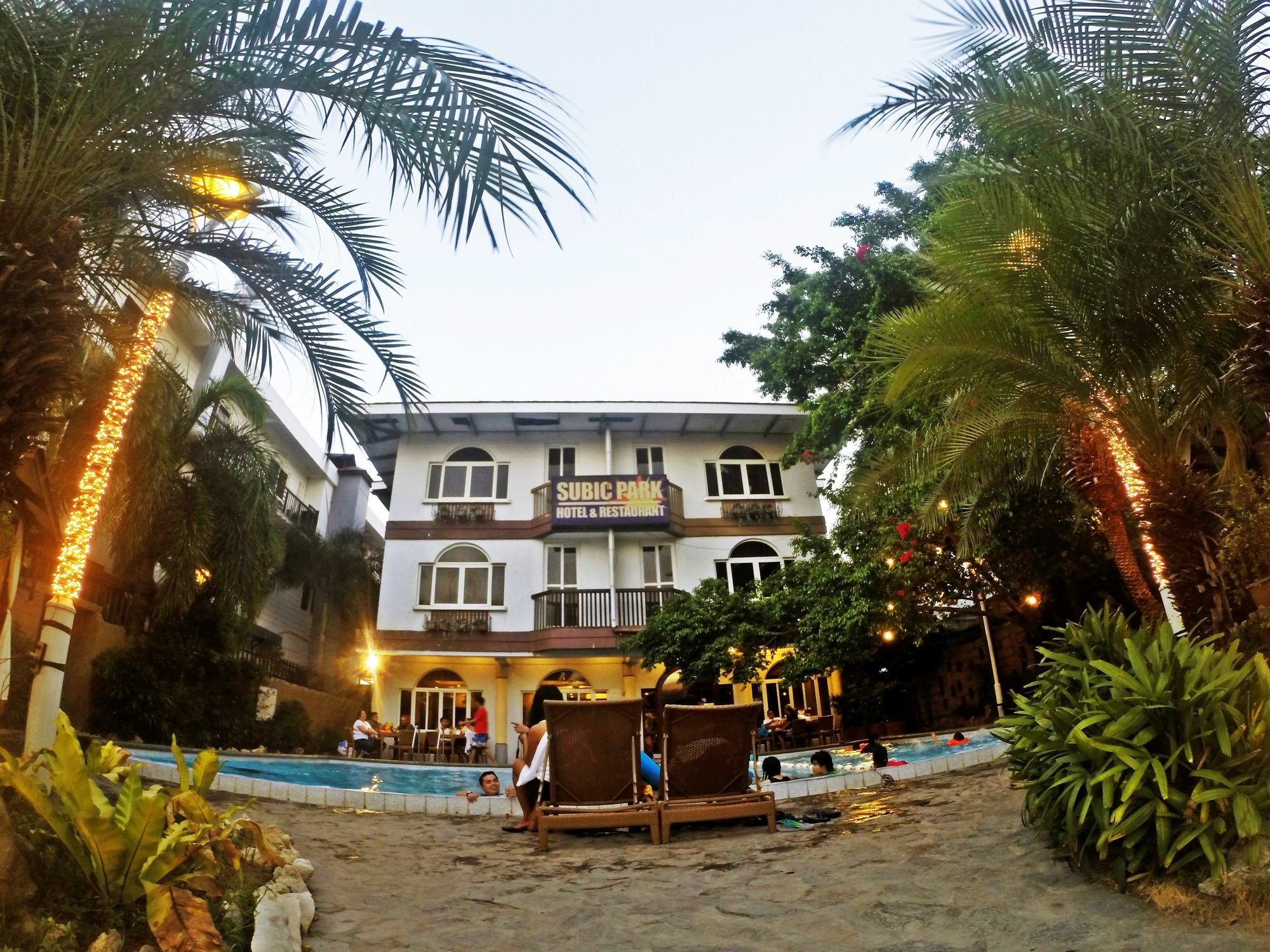 The Shoreline Subic Hotel Olongapo Exterior foto